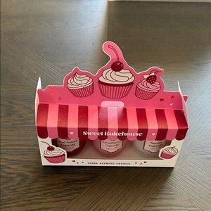 Scented Candle Set - 3 piece
Cupcake flavored